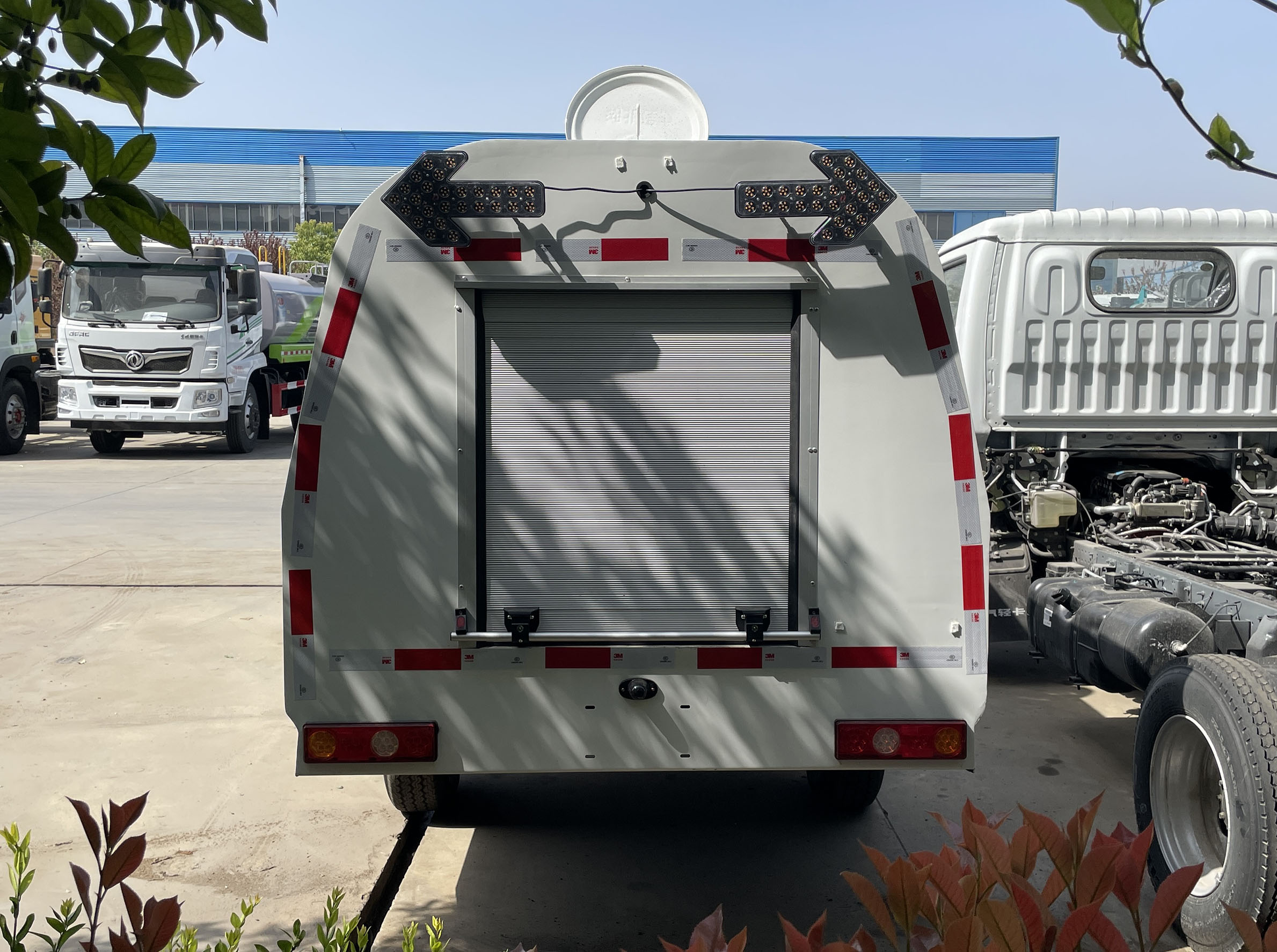 東風途逸純電動多功能路面養護車圖片5