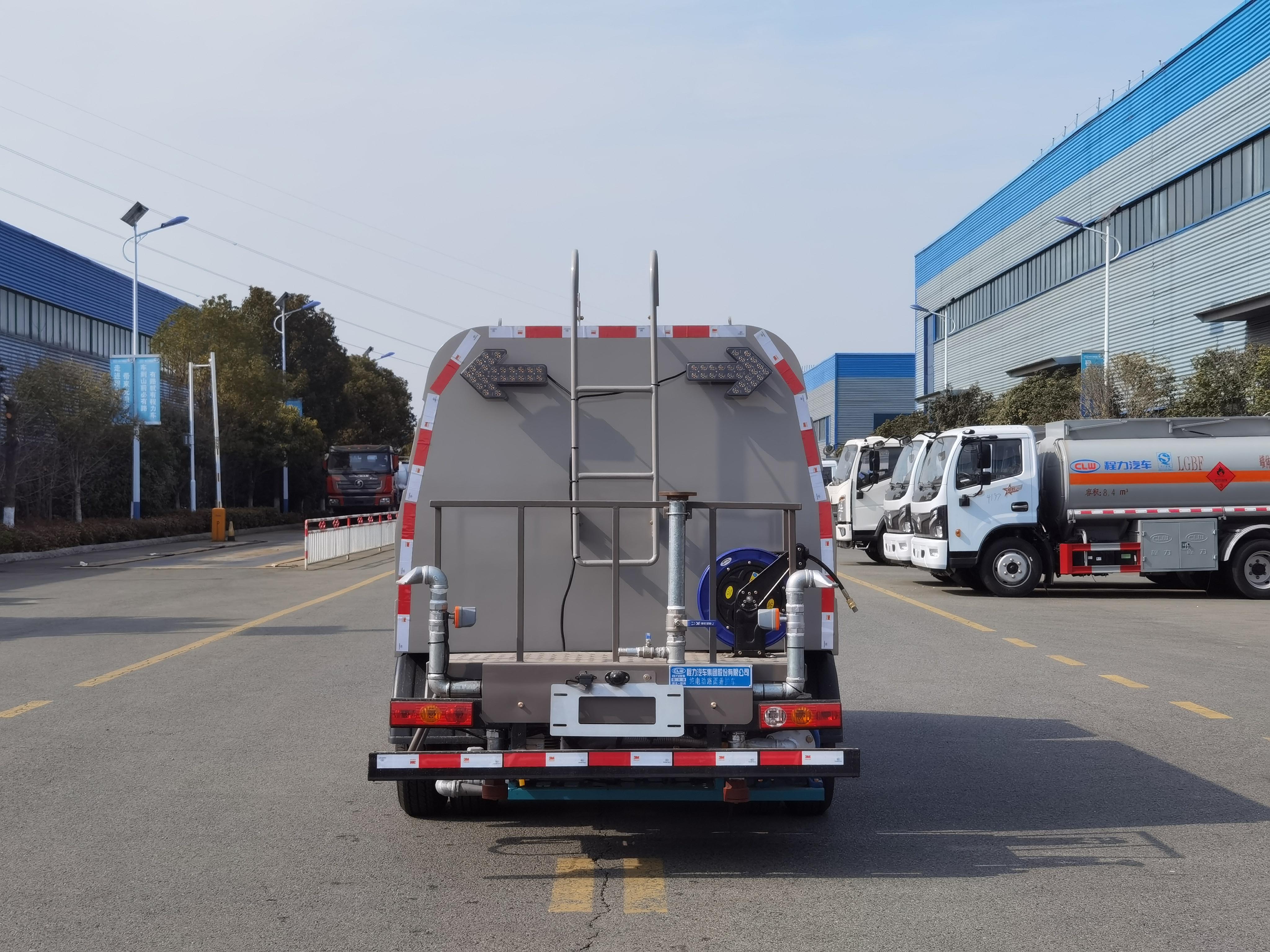 福田祥菱M2純電動3方路面清洗車圖片5