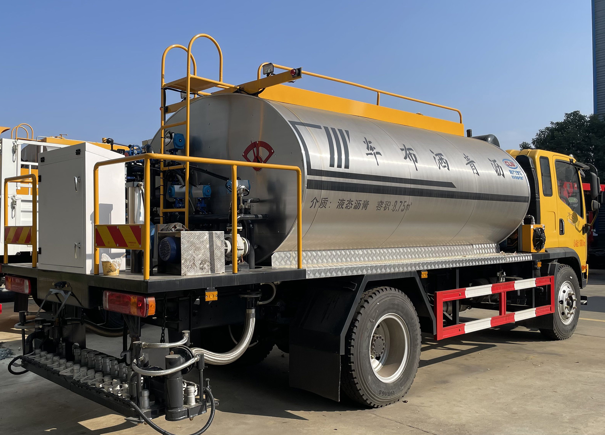 解放8.75方瀝青灑布車(chē)圖片4