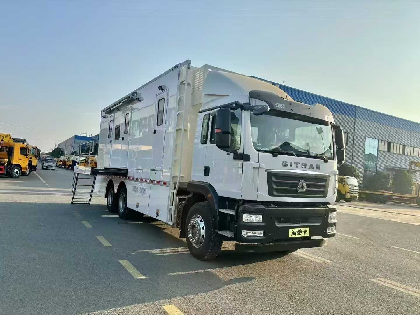 重汽汕德卡大型多功能方艙醫療車圖片1